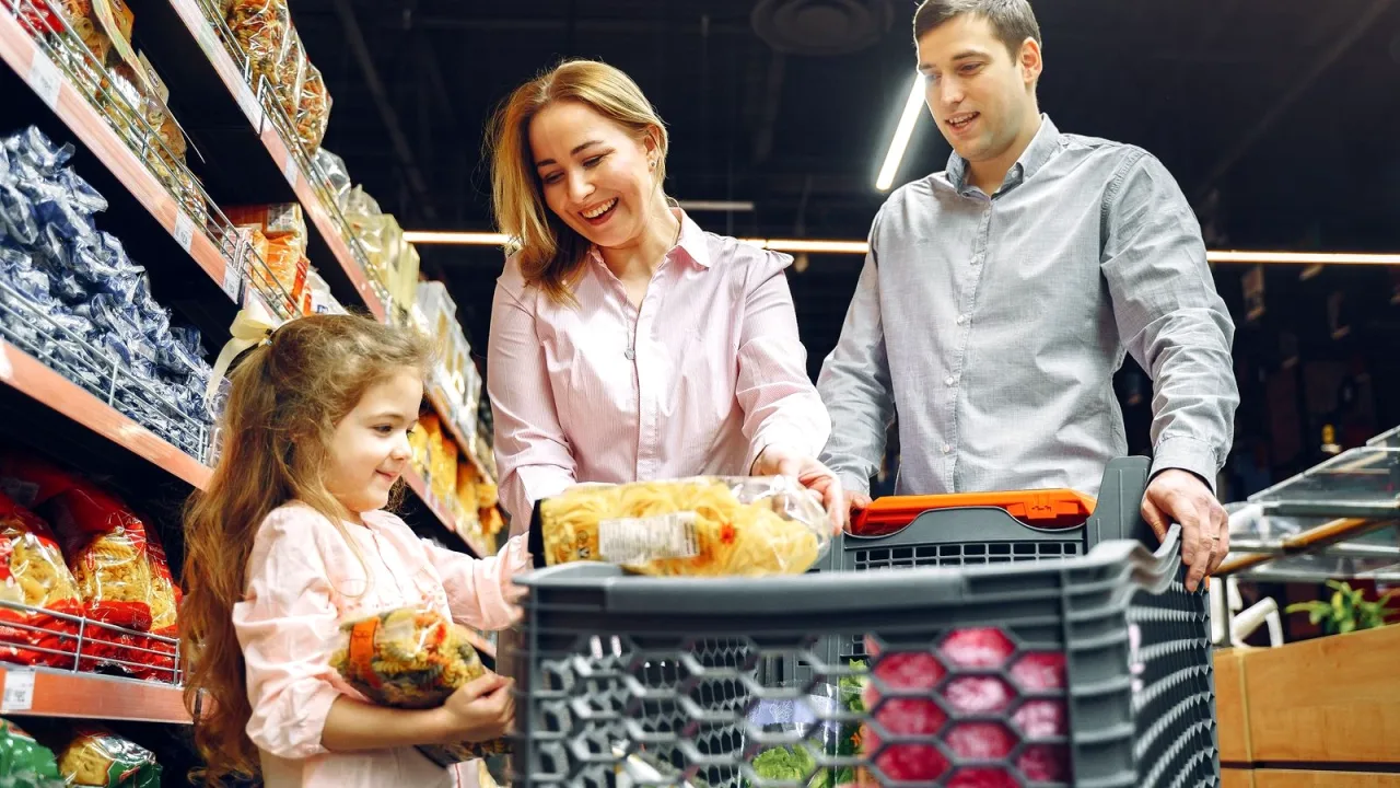Markette birlikte alışveriş yapan aile